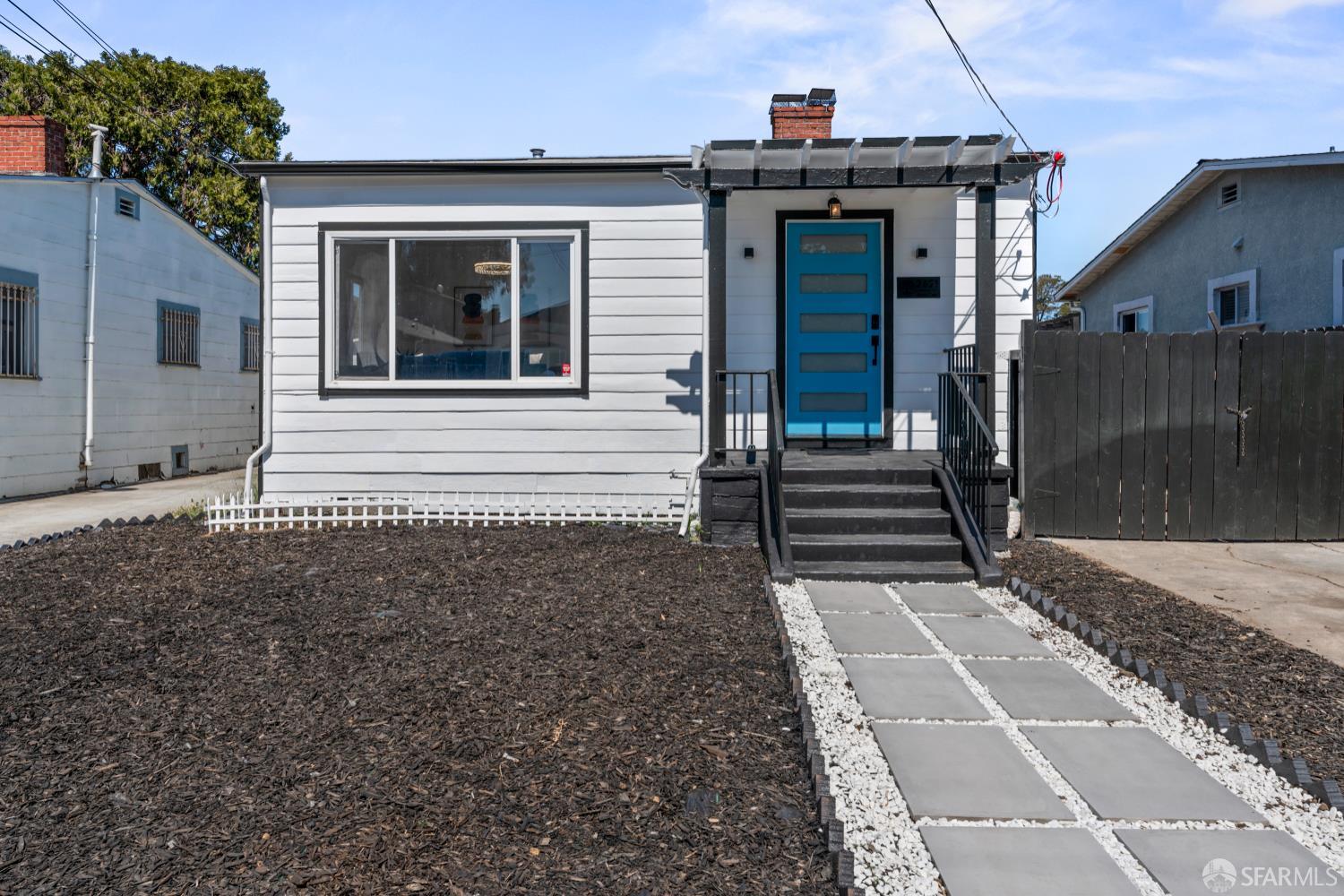Detail Gallery Image 2 of 30 For 2621 Ritchie St, Oakland,  CA 94605 - 3 Beds | 1 Baths