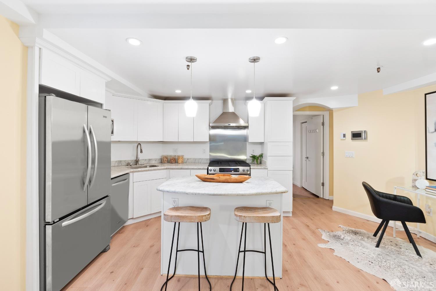 Detail Gallery Image 4 of 25 For 630 Leavenworth St #GRDN,  San Francisco,  CA 94109 - 1 Beds | 2 Baths