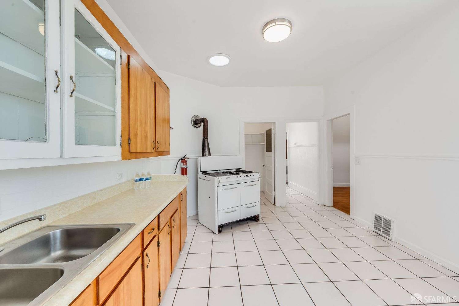 Detail Gallery Image 11 of 33 For 343 Raymond Ave, San Francisco,  CA 94134 - 4 Beds | 1 Baths