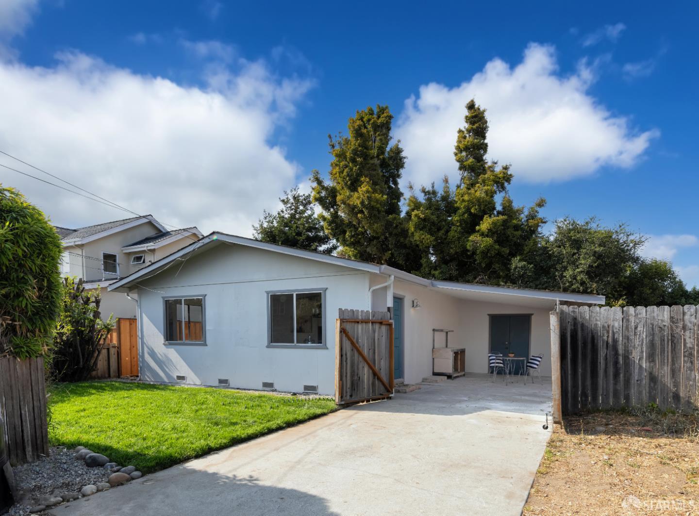 Detail Gallery Image 3 of 21 For 210 Center Ave a,  Aptos,  CA 95003 - 2 Beds | 1 Baths