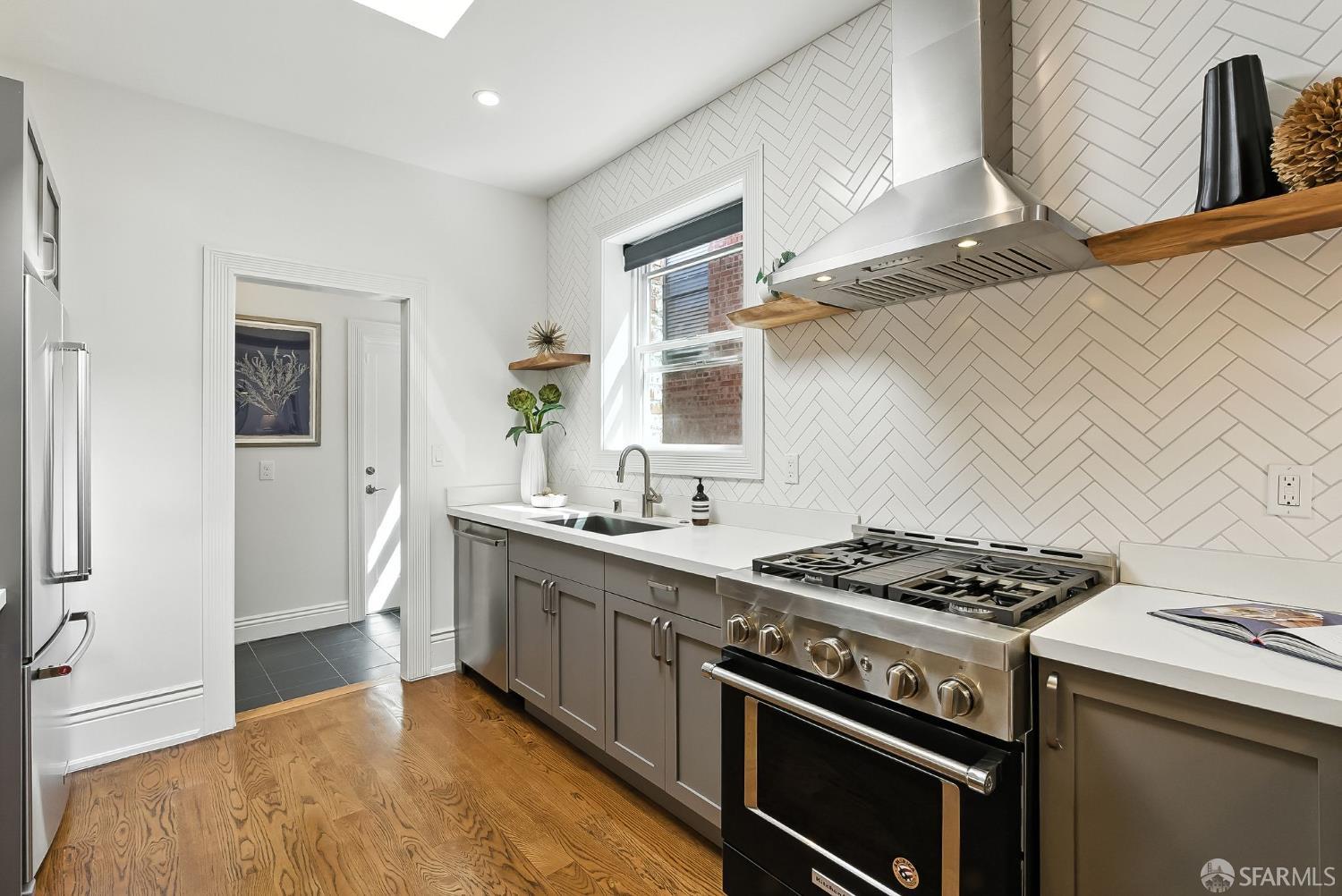 Detail Gallery Image 8 of 19 For 1070 Post St #4,  San Francisco,  CA 94109 - 3 Beds | 2 Baths