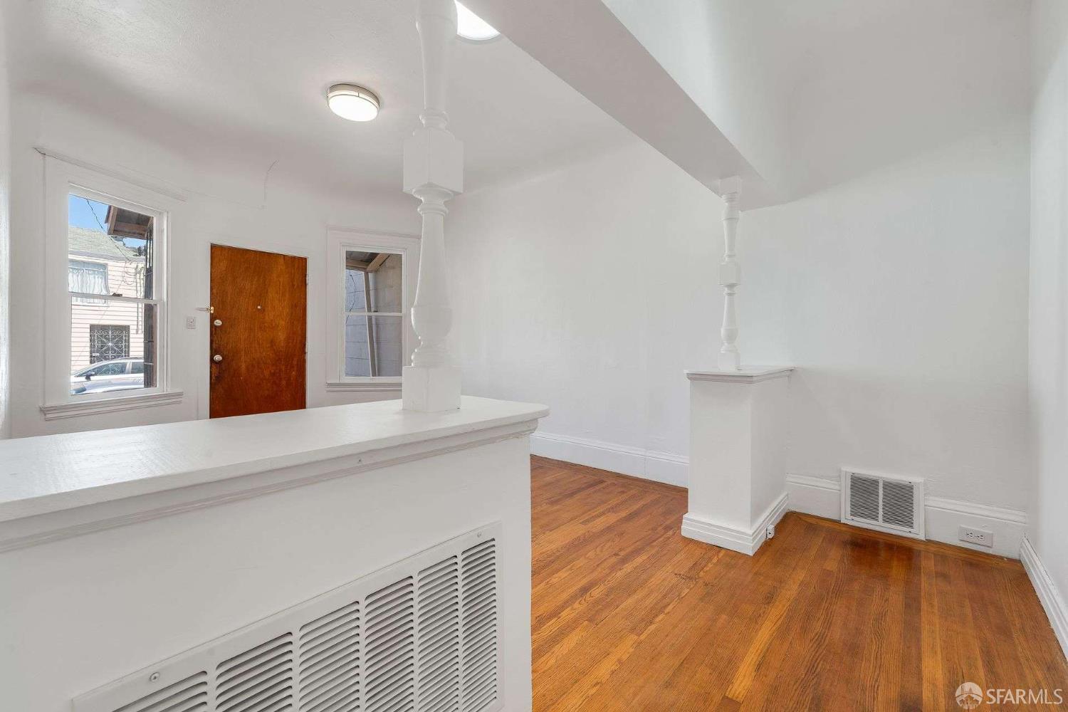 Detail Gallery Image 4 of 33 For 343 Raymond Ave, San Francisco,  CA 94134 - 4 Beds | 1 Baths