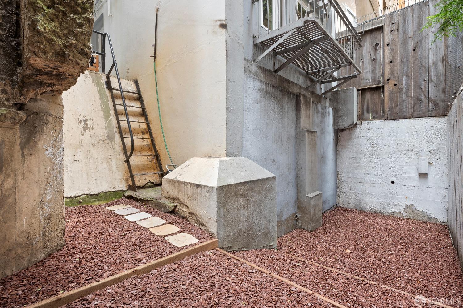 Detail Gallery Image 8 of 25 For 630 Leavenworth St #GRDN,  San Francisco,  CA 94109 - 1 Beds | 2 Baths