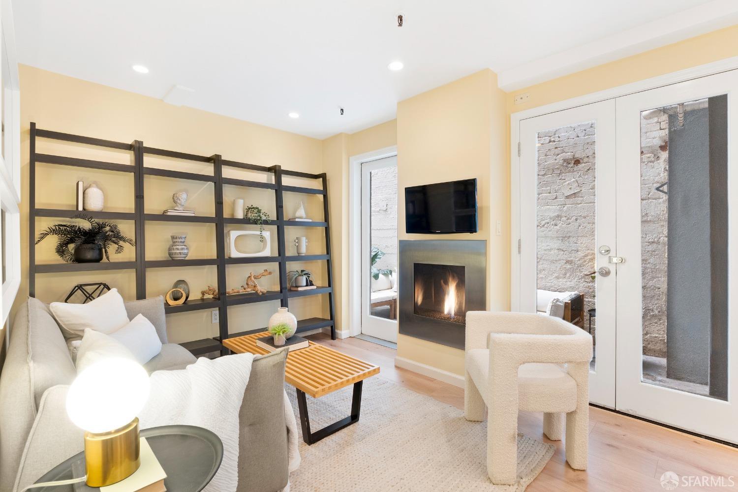 Detail Gallery Image 3 of 25 For 630 Leavenworth St #GRDN,  San Francisco,  CA 94109 - 1 Beds | 2 Baths