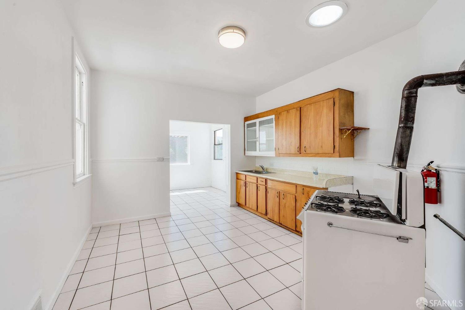 Detail Gallery Image 10 of 33 For 343 Raymond Ave, San Francisco,  CA 94134 - 4 Beds | 1 Baths