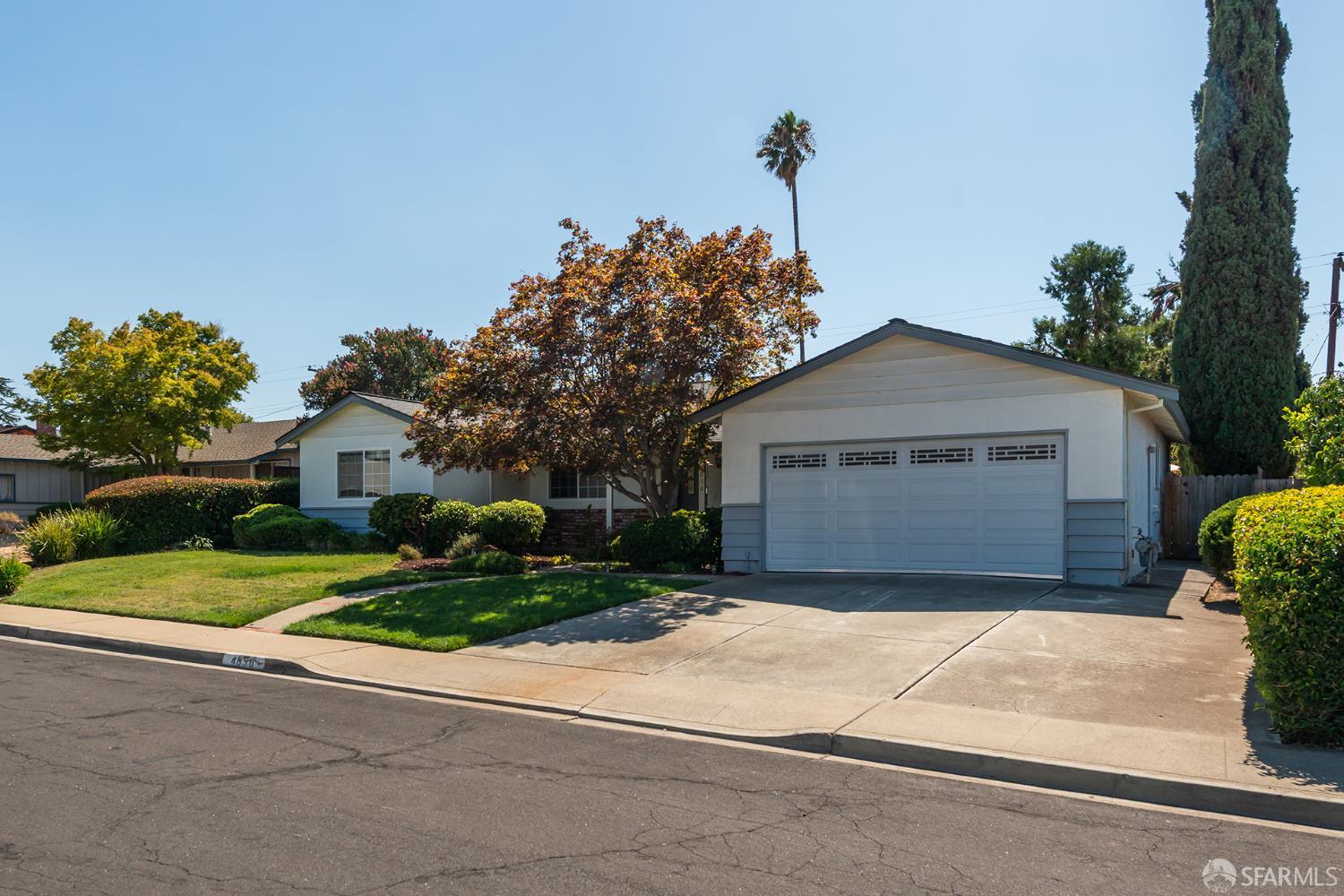 Detail Gallery Image 2 of 57 For 4650 Phyllis Ln, Concord,  CA 94521 - 4 Beds | 2 Baths