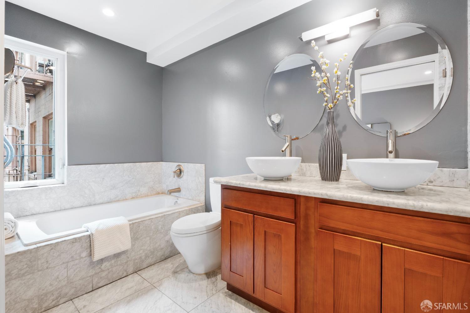 Detail Gallery Image 13 of 25 For 630 Leavenworth St #GRDN,  San Francisco,  CA 94109 - 1 Beds | 2 Baths