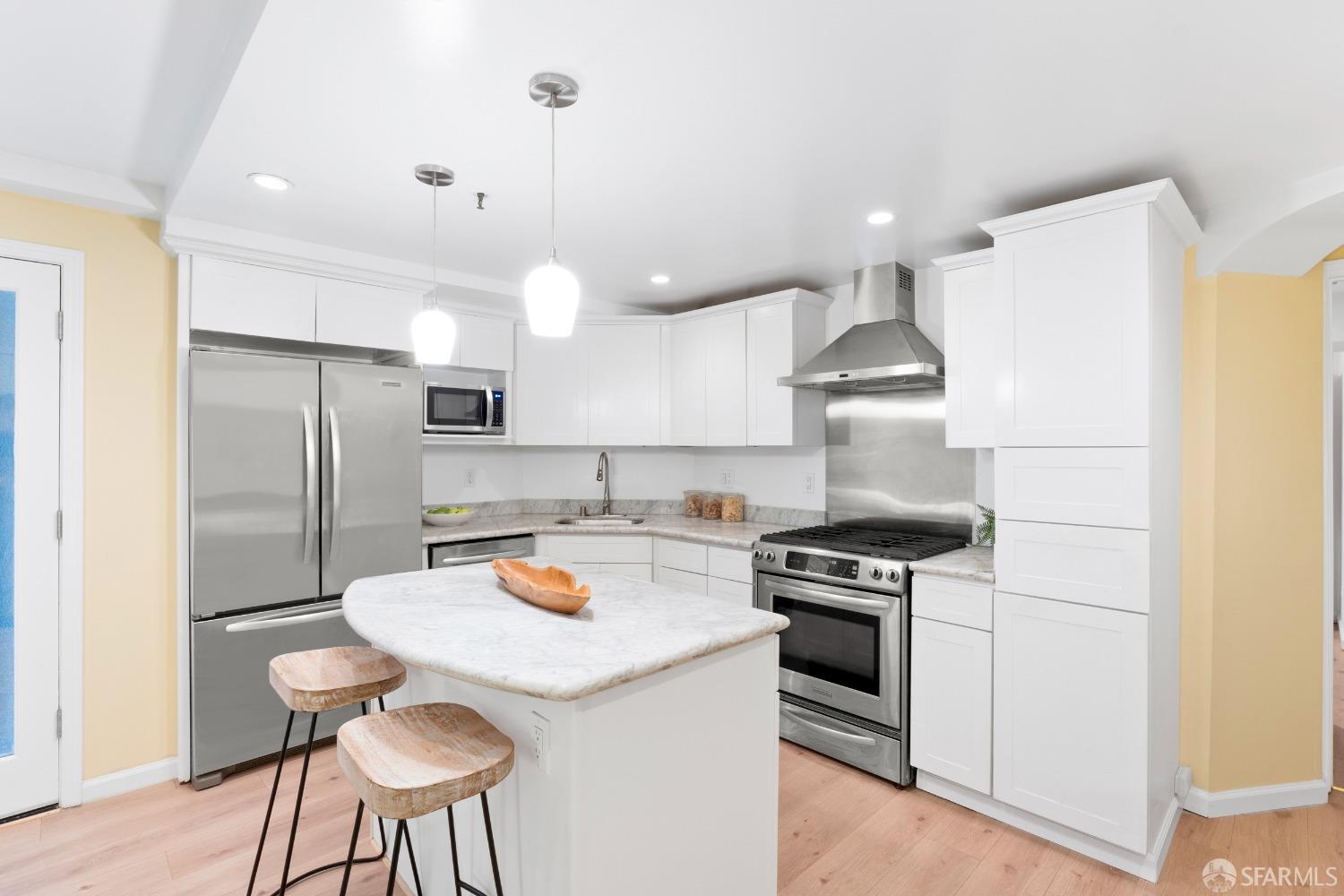 Detail Gallery Image 2 of 25 For 630 Leavenworth St #GRDN,  San Francisco,  CA 94109 - 1 Beds | 2 Baths