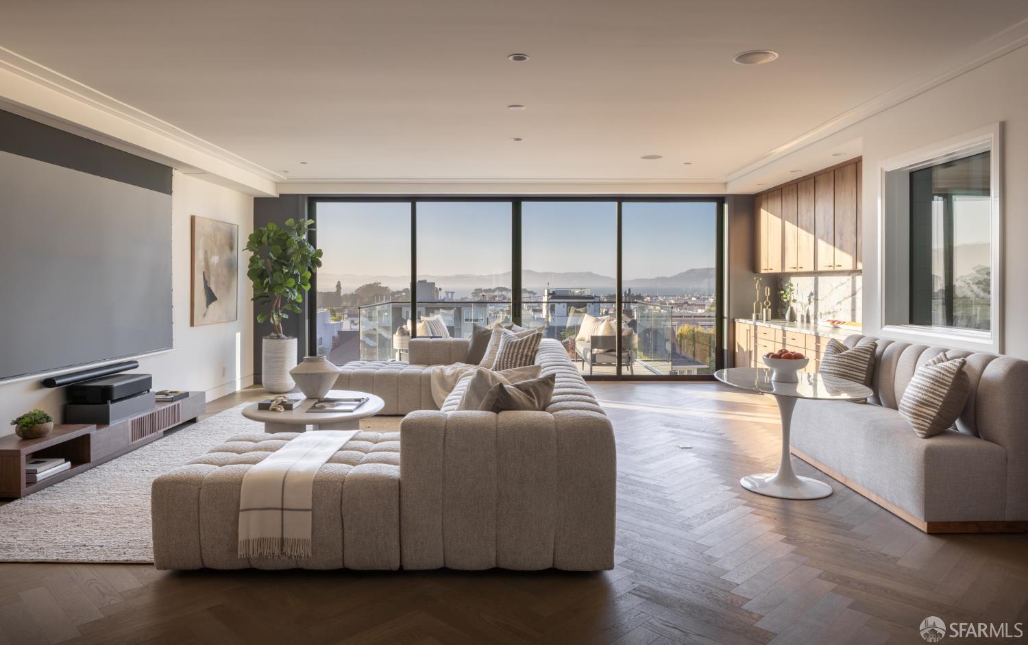 Detail Gallery Image 26 of 52 For 2724 Filbert St, San Francisco,  CA 94123 - 6 Beds | 6/2 Baths