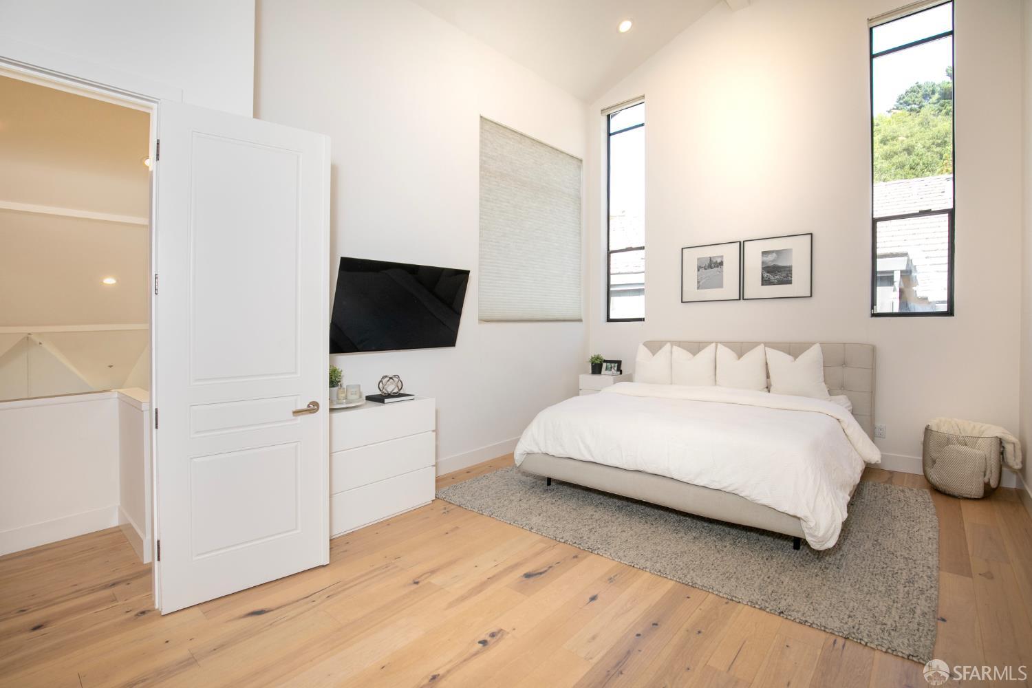 Detail Gallery Image 22 of 46 For 45 Bay Forest Dr, Oakland,  CA 94611 - 5 Beds | 3/1 Baths