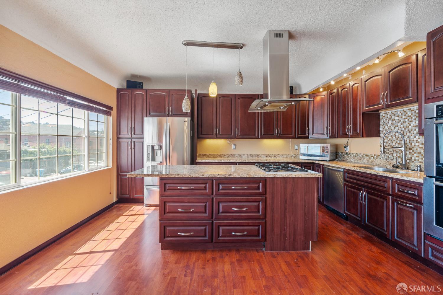 Detail Gallery Image 10 of 44 For 1224 Egbert Ave, San Francisco,  CA 94124 - 3 Beds | 3 Baths