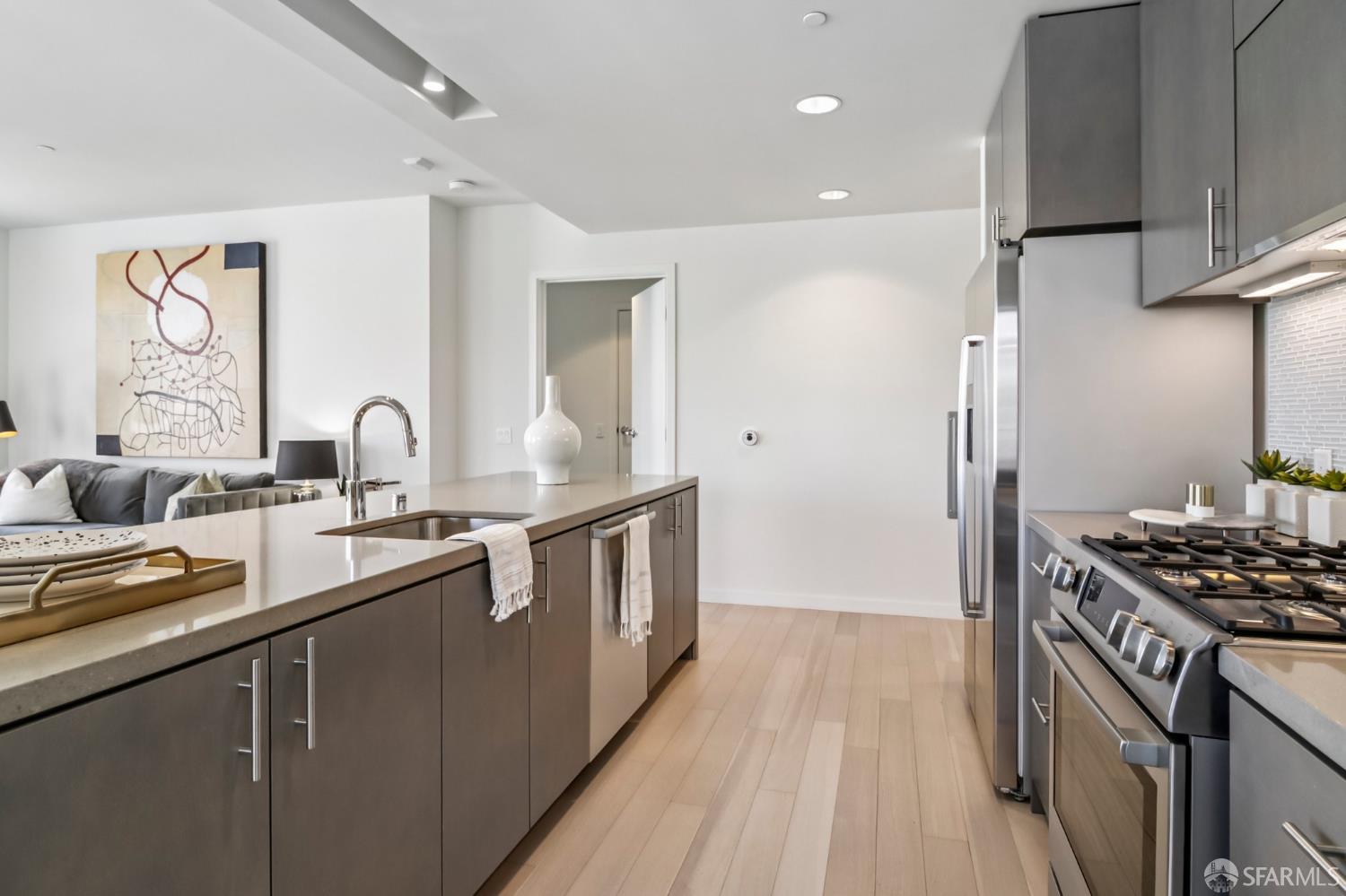 Detail Gallery Image 14 of 35 For 51 Innes Ct #403,  San Francisco,  CA 94124 - 3 Beds | 2 Baths