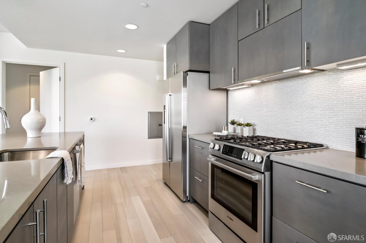 Detail Gallery Image 13 of 35 For 51 Innes Ct #403,  San Francisco,  CA 94124 - 3 Beds | 2 Baths