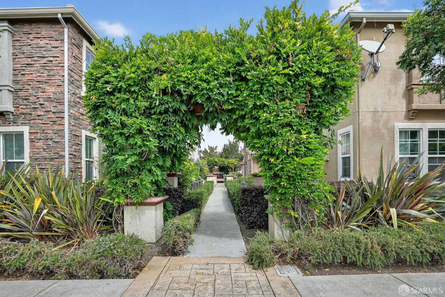 Detail Gallery Image 3 of 30 For 307 Toscana Way, Hayward,  CA 94545 - 3 Beds | 2/1 Baths