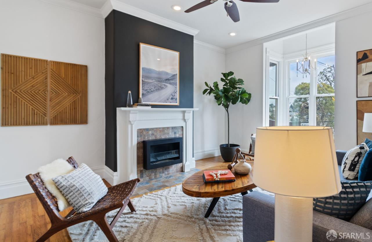 Detail Gallery Image 3 of 32 For 4390 17th St, San Francisco,  CA 94114 - 2 Beds | 1 Baths