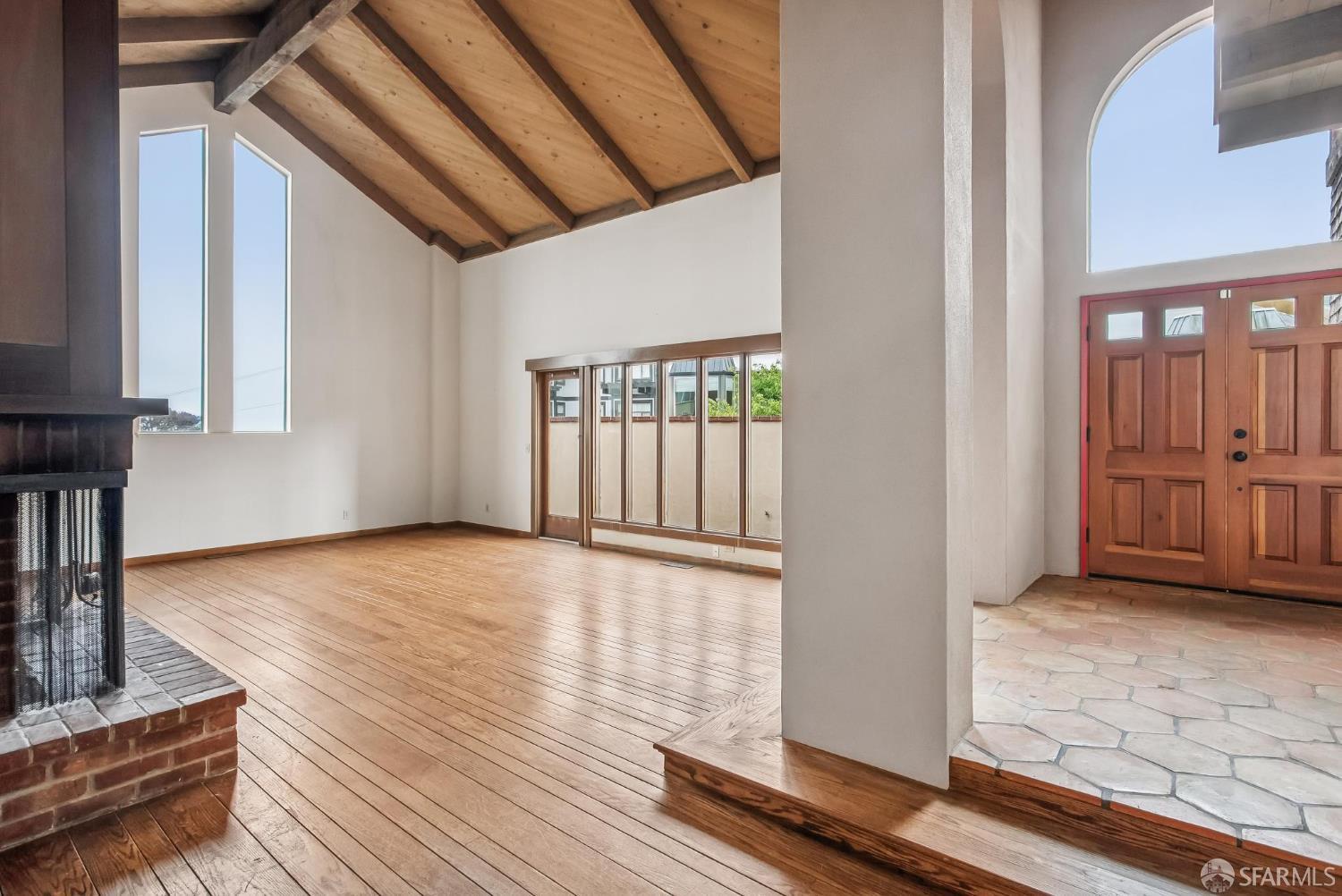 Detail Gallery Image 6 of 98 For 19 Gateview Ct, San Francisco,  CA 94116 - 4 Beds | 2/1 Baths