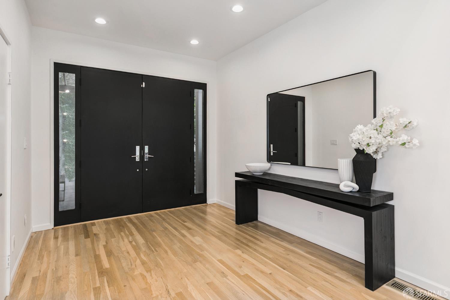 Detail Gallery Image 5 of 46 For 45 Bay Forest Dr, Oakland,  CA 94611 - 5 Beds | 3/1 Baths
