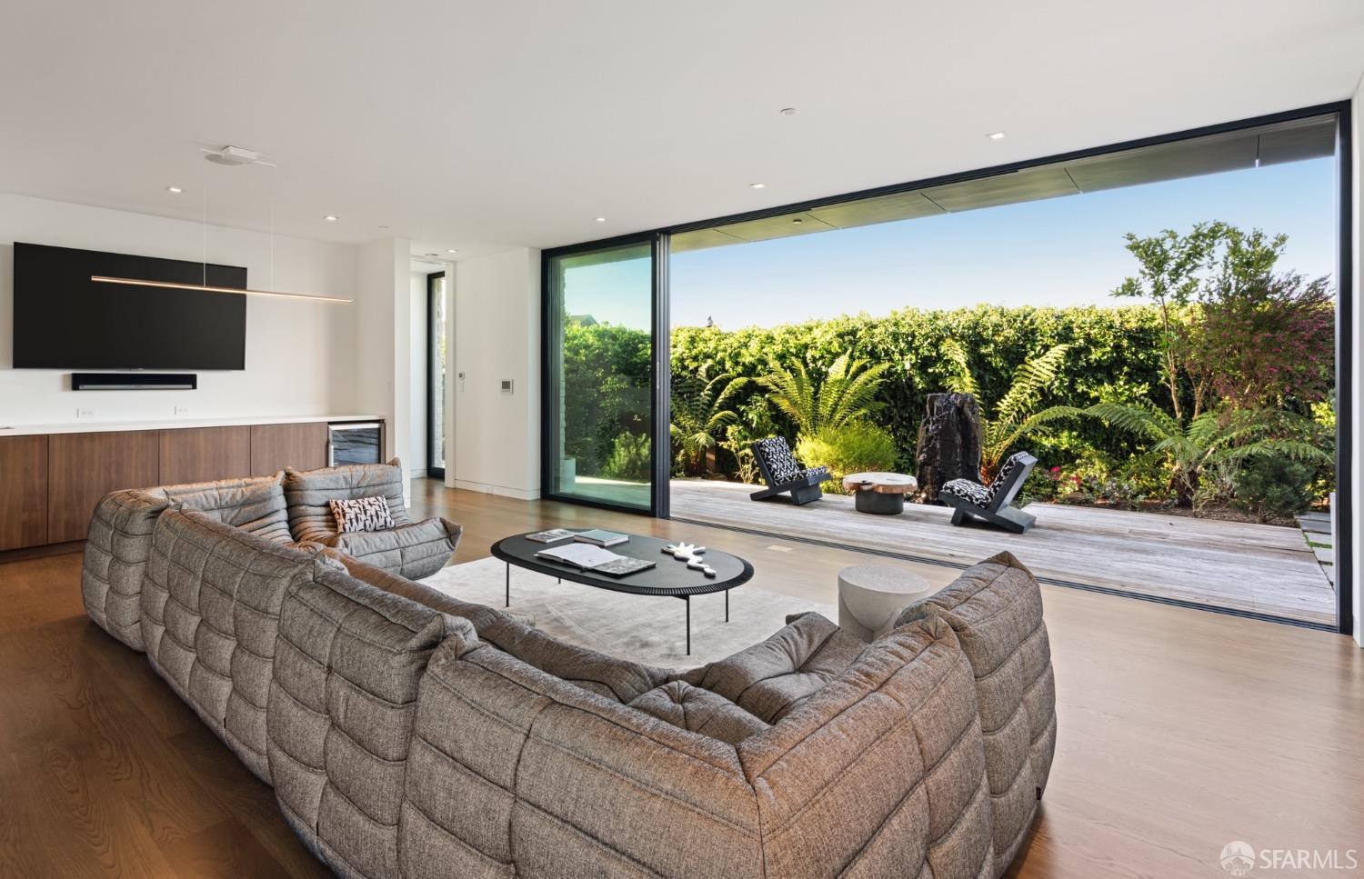 Detail Gallery Image 38 of 52 For 150 Glenbrook Ave, San Francisco,  CA 94114 - 6 Beds | 6/2 Baths