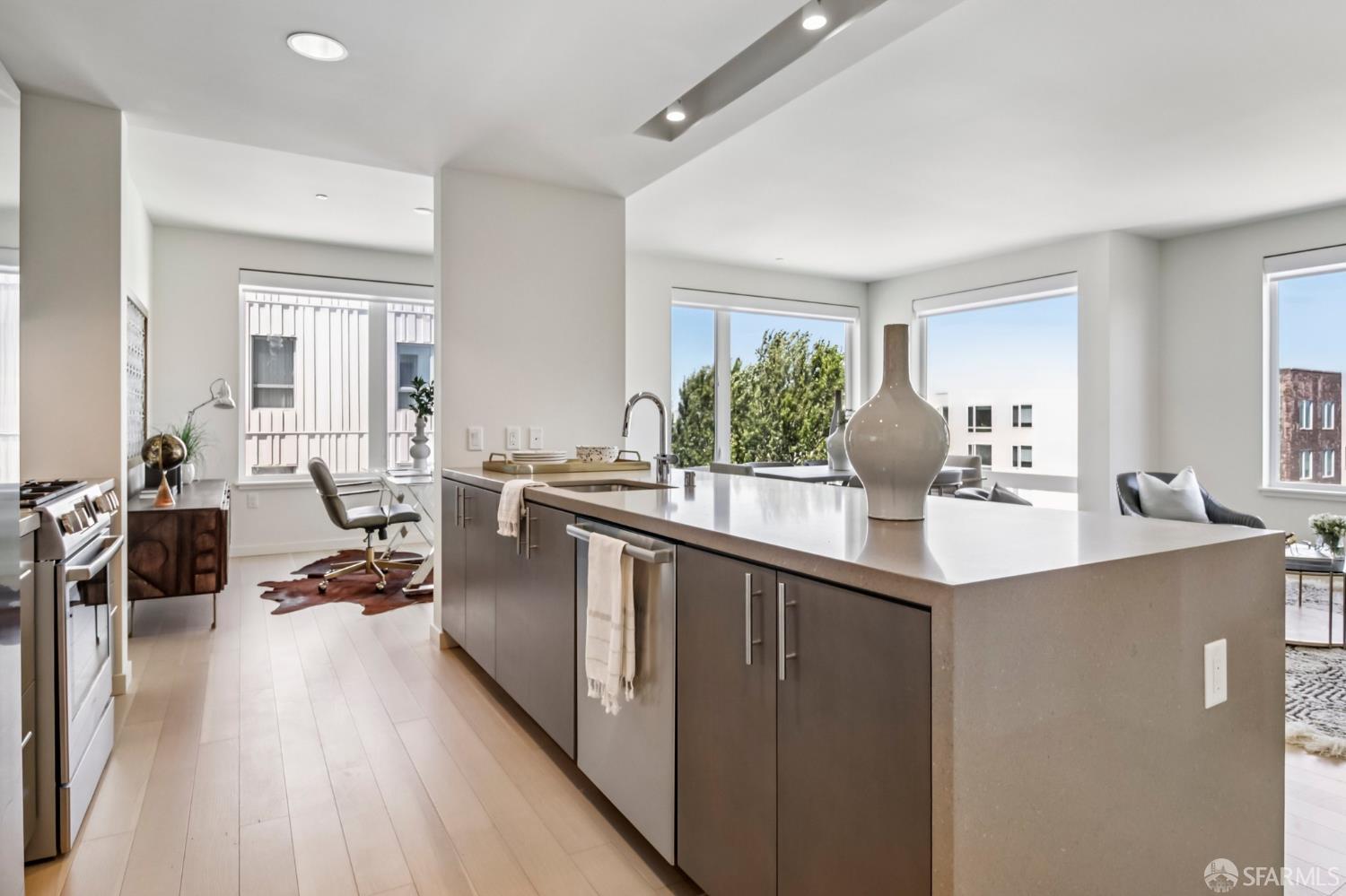 Detail Gallery Image 10 of 35 For 51 Innes Ct #403,  San Francisco,  CA 94124 - 3 Beds | 2 Baths