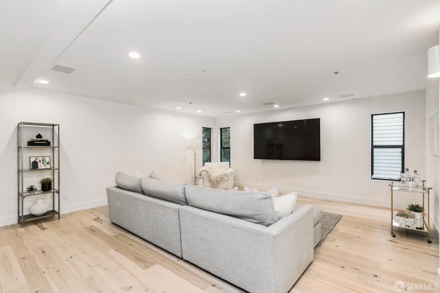 Detail Gallery Image 28 of 46 For 45 Bay Forest Dr, Oakland,  CA 94611 - 5 Beds | 3/1 Baths