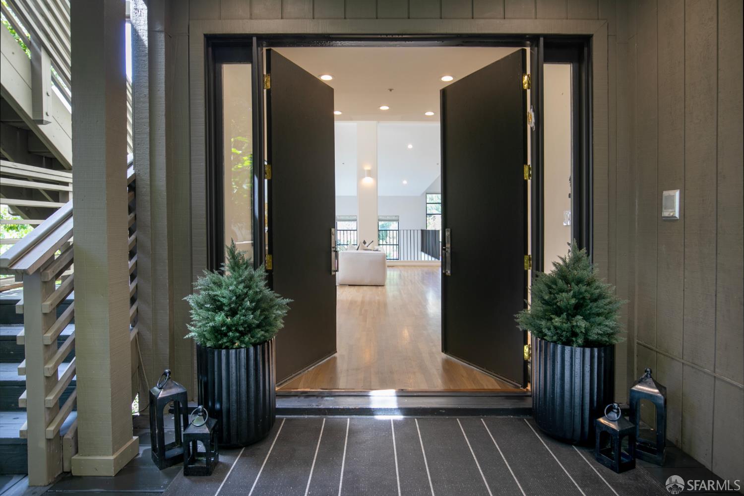 Detail Gallery Image 4 of 46 For 45 Bay Forest Dr, Oakland,  CA 94611 - 5 Beds | 3/1 Baths