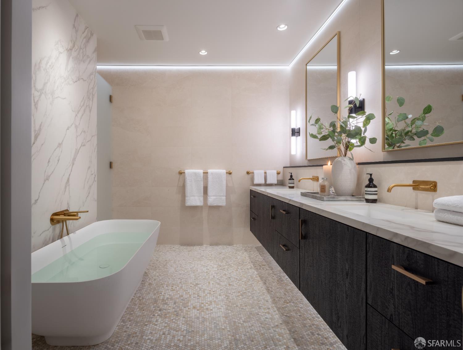 Detail Gallery Image 21 of 52 For 2724 Filbert St, San Francisco,  CA 94123 - 6 Beds | 6/2 Baths