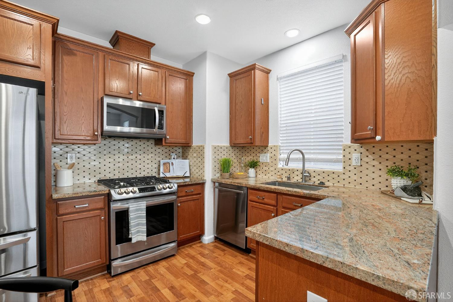 Detail Gallery Image 12 of 30 For 307 Toscana Way, Hayward,  CA 94545 - 3 Beds | 2/1 Baths