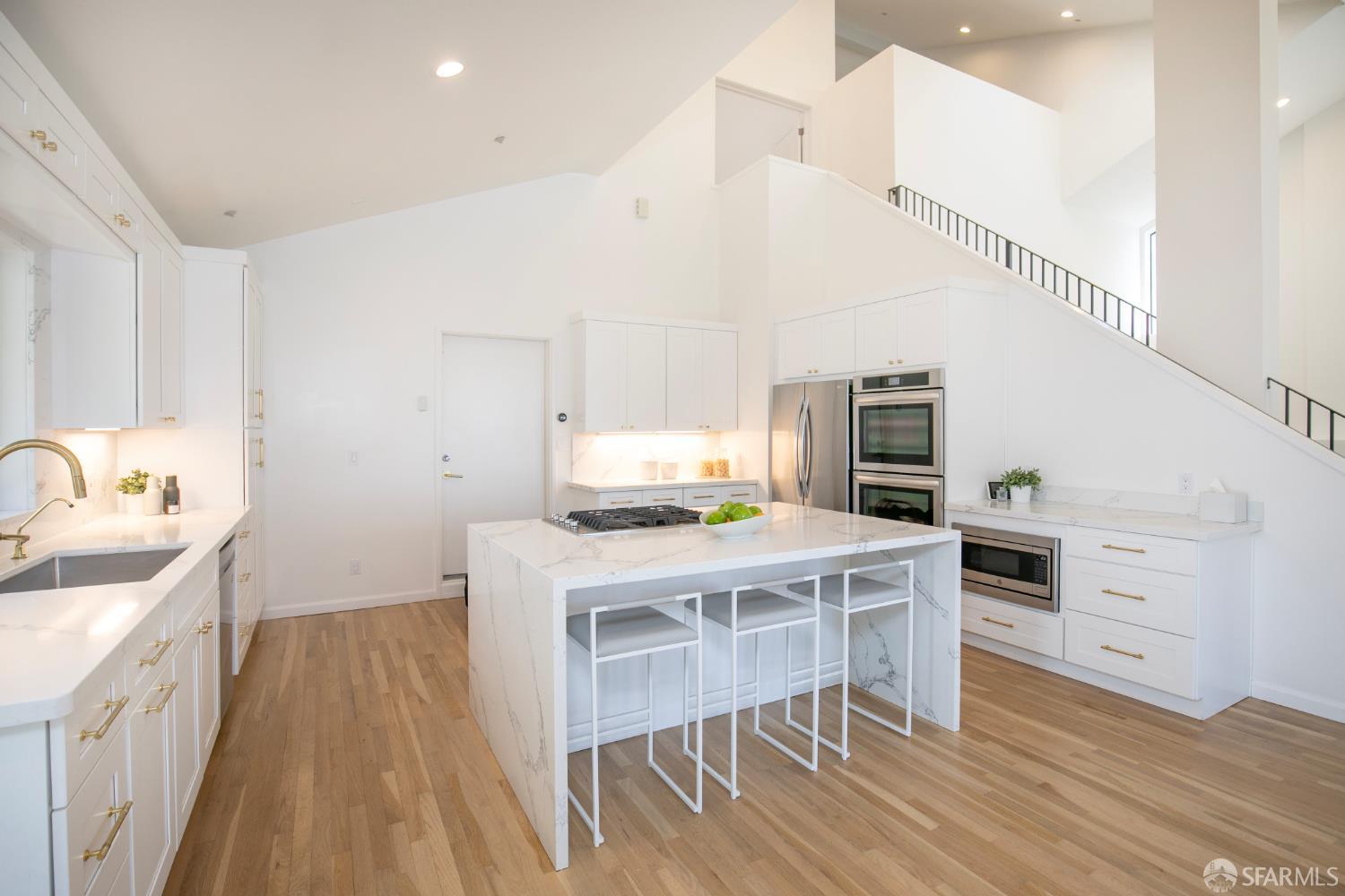 Detail Gallery Image 12 of 46 For 45 Bay Forest Dr, Oakland,  CA 94611 - 5 Beds | 3/1 Baths