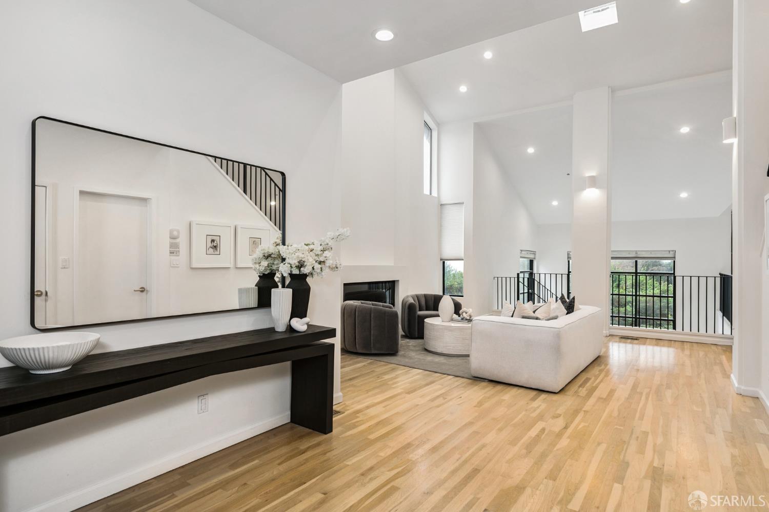Detail Gallery Image 6 of 46 For 45 Bay Forest Dr, Oakland,  CA 94611 - 5 Beds | 3/1 Baths