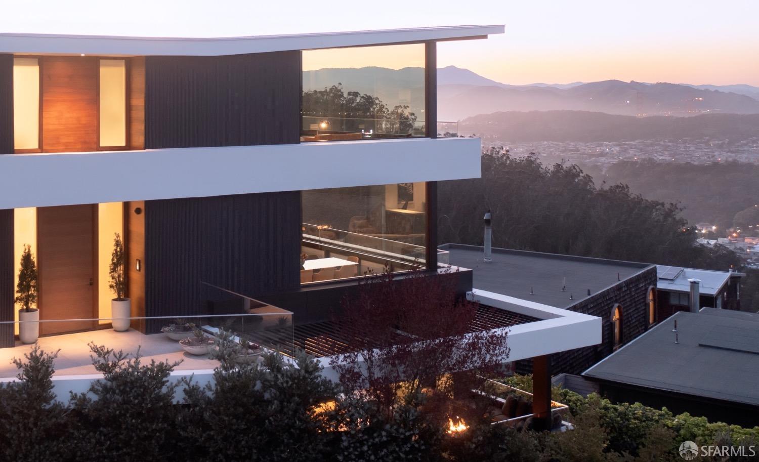 Detail Gallery Image 2 of 52 For 150 Glenbrook Ave, San Francisco,  CA 94114 - 6 Beds | 6/2 Baths