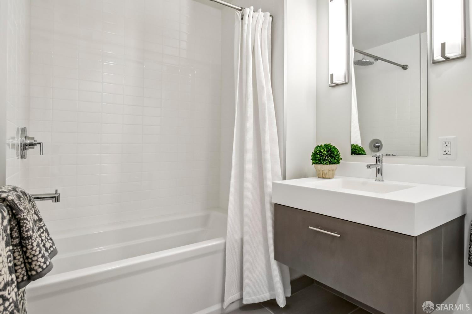 Detail Gallery Image 19 of 35 For 51 Innes Ct #403,  San Francisco,  CA 94124 - 3 Beds | 2 Baths