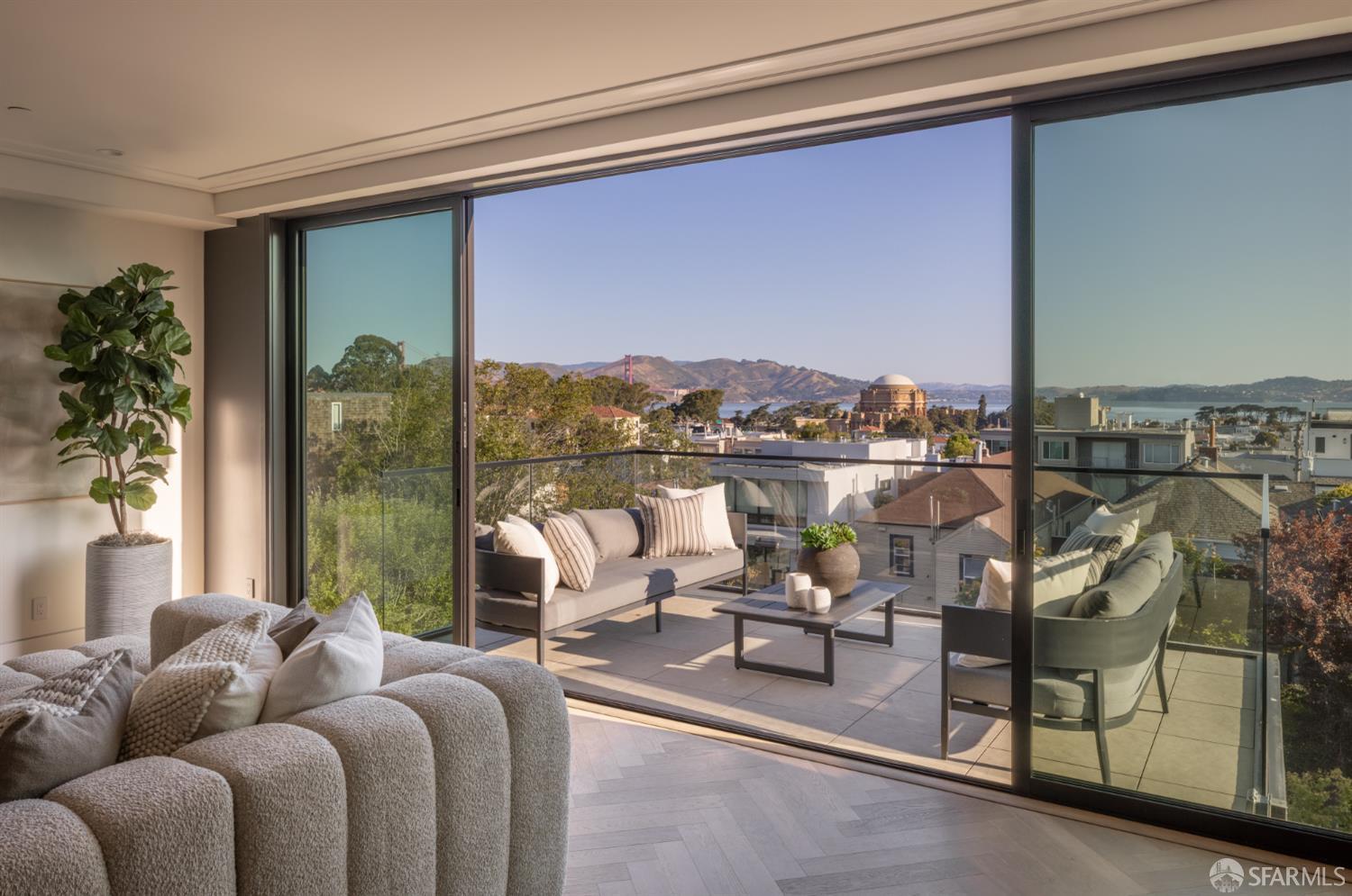 Detail Gallery Image 31 of 52 For 2724 Filbert St, San Francisco,  CA 94123 - 6 Beds | 6/2 Baths