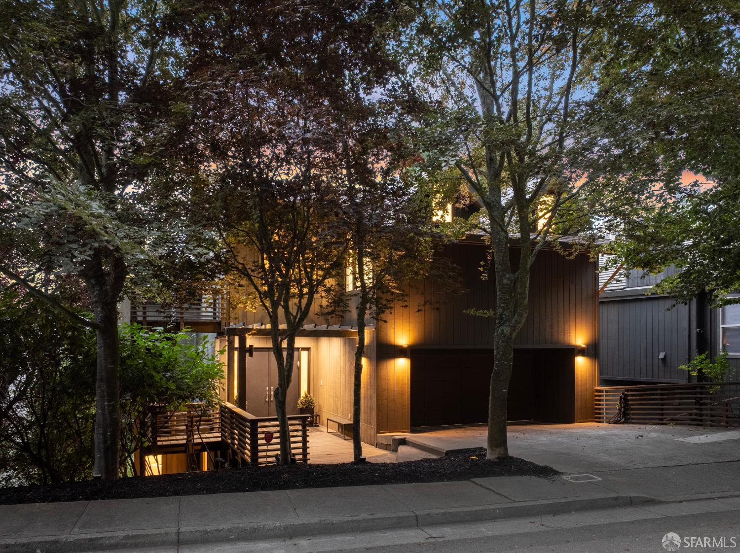 Detail Gallery Image 3 of 46 For 45 Bay Forest Dr, Oakland,  CA 94611 - 5 Beds | 3/1 Baths