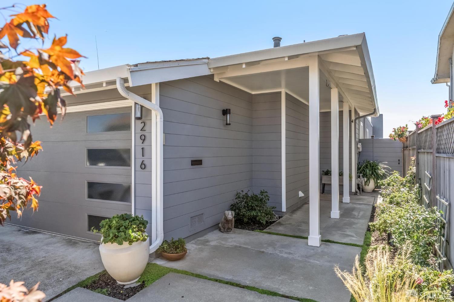 Detail Gallery Image 3 of 45 For 2916 Bayview Dr, Alameda,  CA 94501 - 2 Beds | 2 Baths