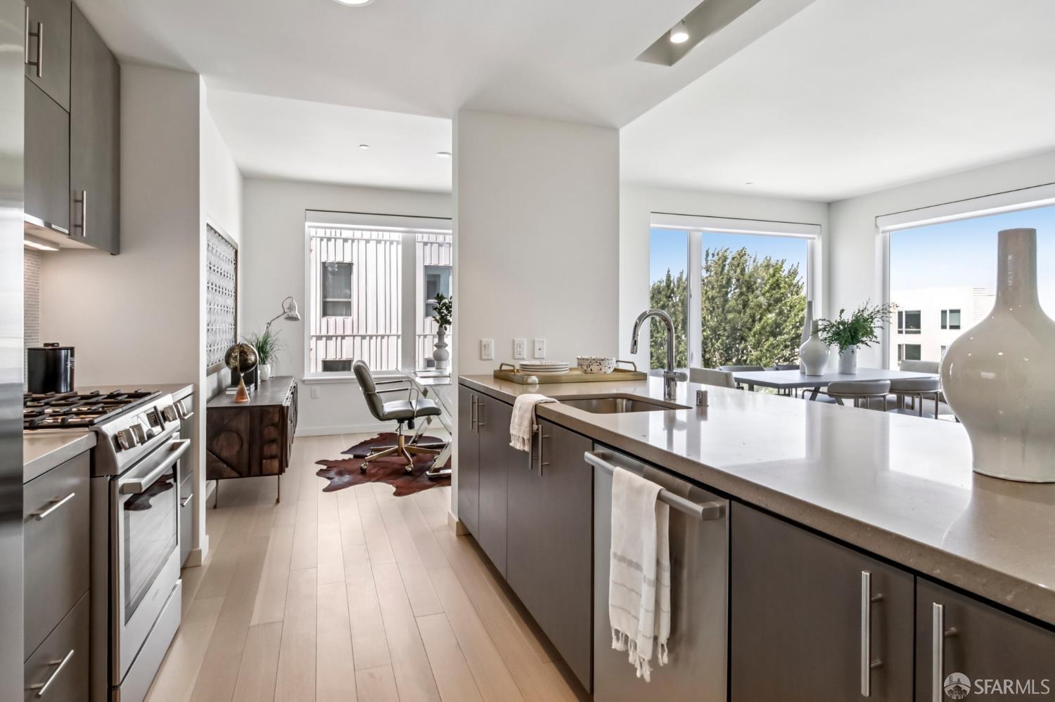 Detail Gallery Image 15 of 35 For 51 Innes Ct #403,  San Francisco,  CA 94124 - 3 Beds | 2 Baths