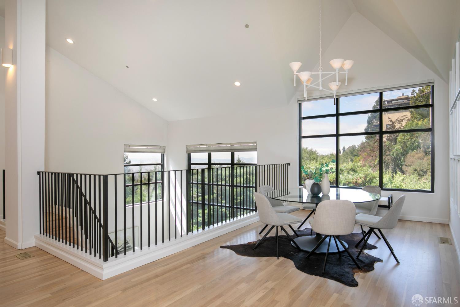 Detail Gallery Image 10 of 46 For 45 Bay Forest Dr, Oakland,  CA 94611 - 5 Beds | 3/1 Baths