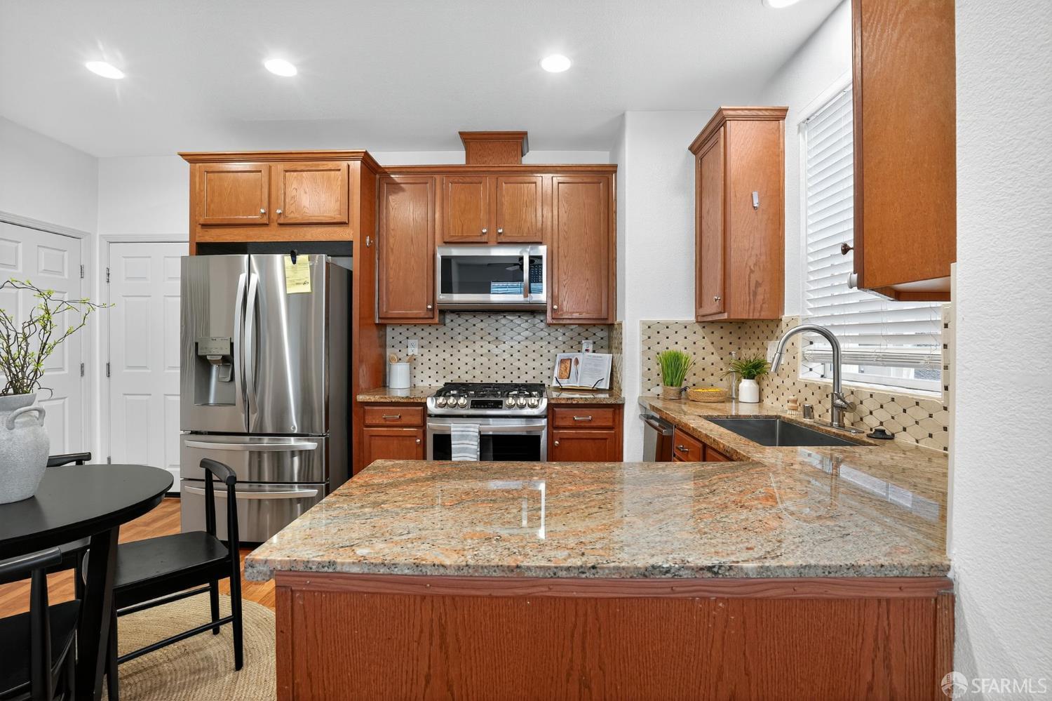 Detail Gallery Image 11 of 30 For 307 Toscana Way, Hayward,  CA 94545 - 3 Beds | 2/1 Baths