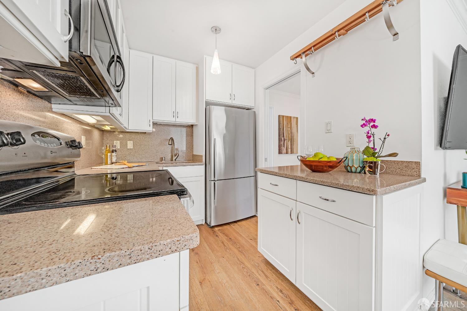 Detail Gallery Image 8 of 28 For 439 Greenwich St #9,  San Francisco,  CA 94133 - 1 Beds | 1 Baths