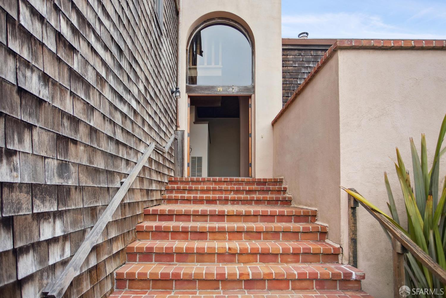 Detail Gallery Image 4 of 98 For 19 Gateview Ct, San Francisco,  CA 94116 - 4 Beds | 2/1 Baths