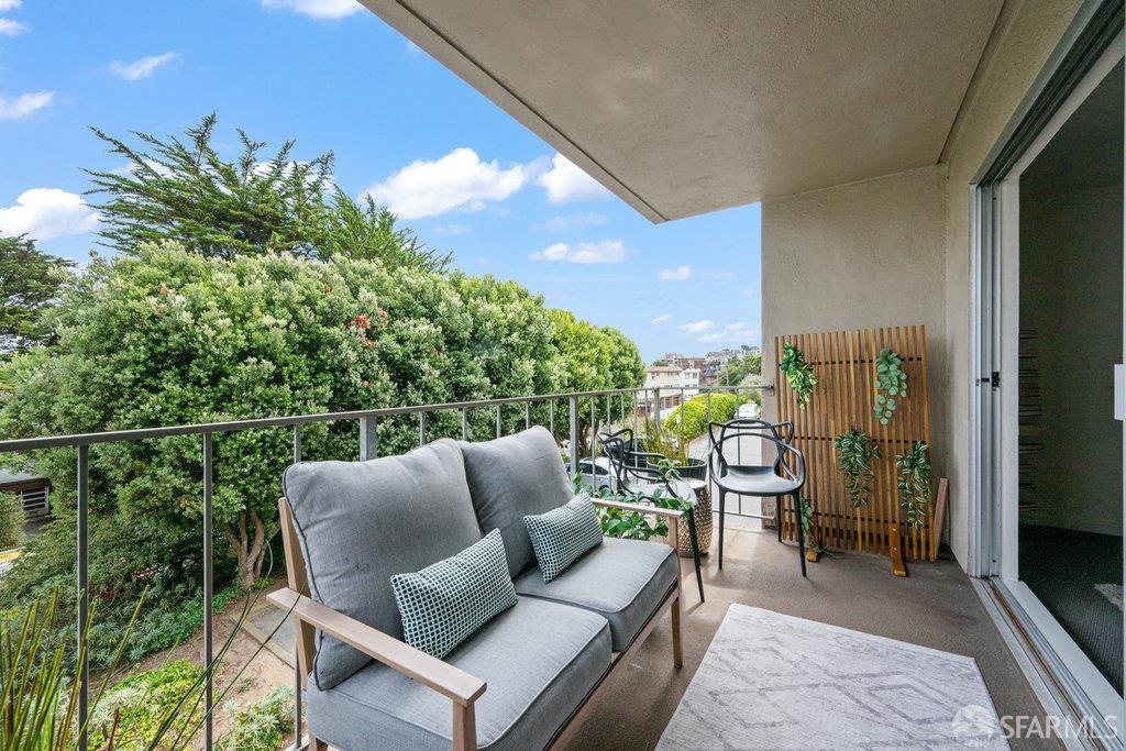 Photo #4: 425054277 Listing 