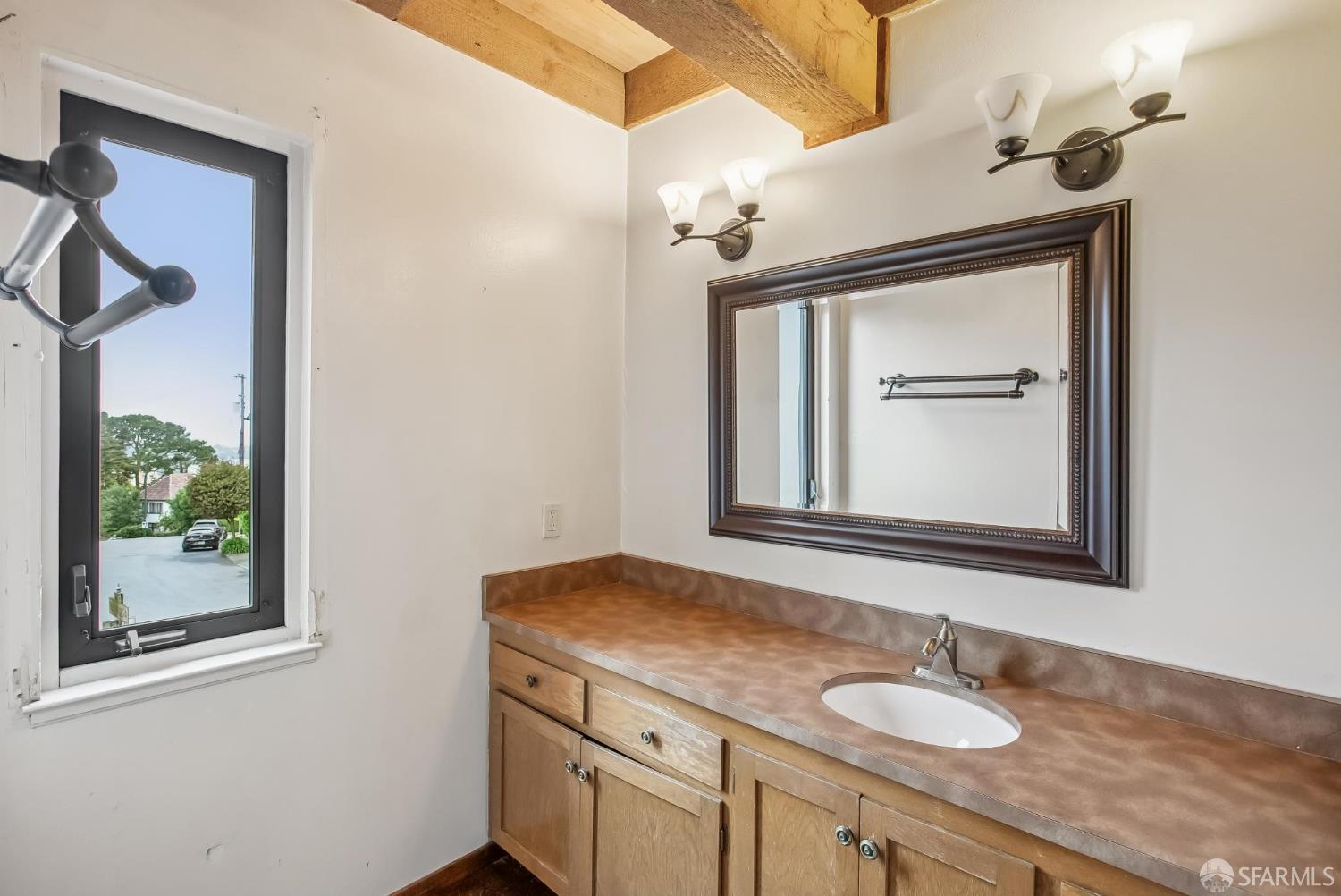 Detail Gallery Image 42 of 98 For 19 Gateview Ct, San Francisco,  CA 94116 - 4 Beds | 2/1 Baths