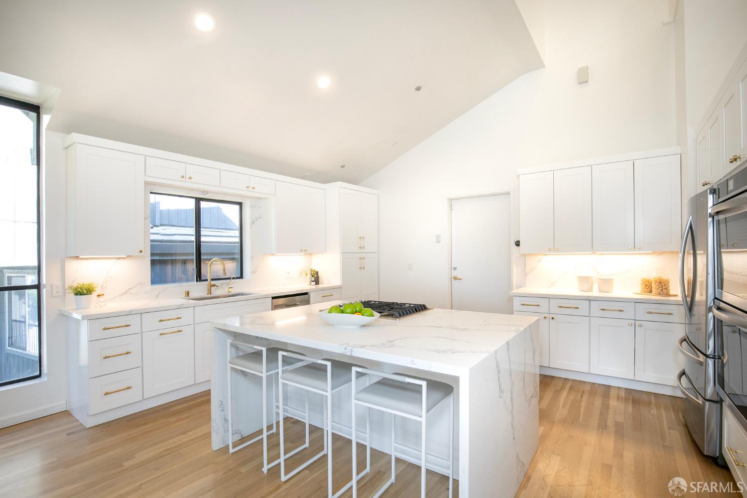 Detail Gallery Image 15 of 46 For 45 Bay Forest Dr, Oakland,  CA 94611 - 5 Beds | 3/1 Baths