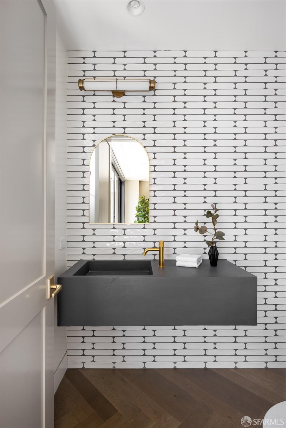 Detail Gallery Image 15 of 52 For 2724 Filbert St, San Francisco,  CA 94123 - 6 Beds | 6/2 Baths