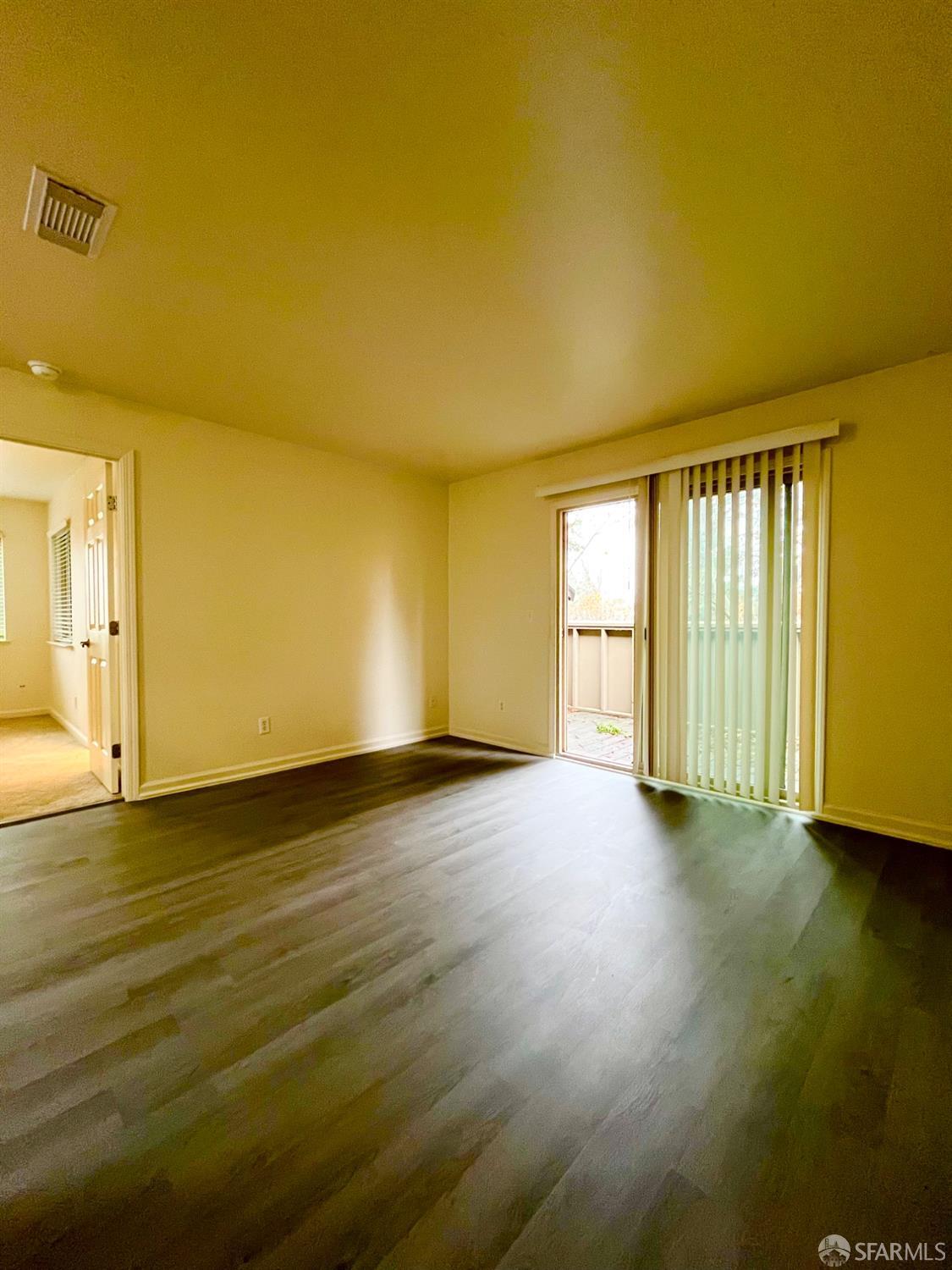 Detail Gallery Image 4 of 10 For 2267 Lakeview Cir, Pittsburg,  CA 94565 - 1 Beds | 1 Baths