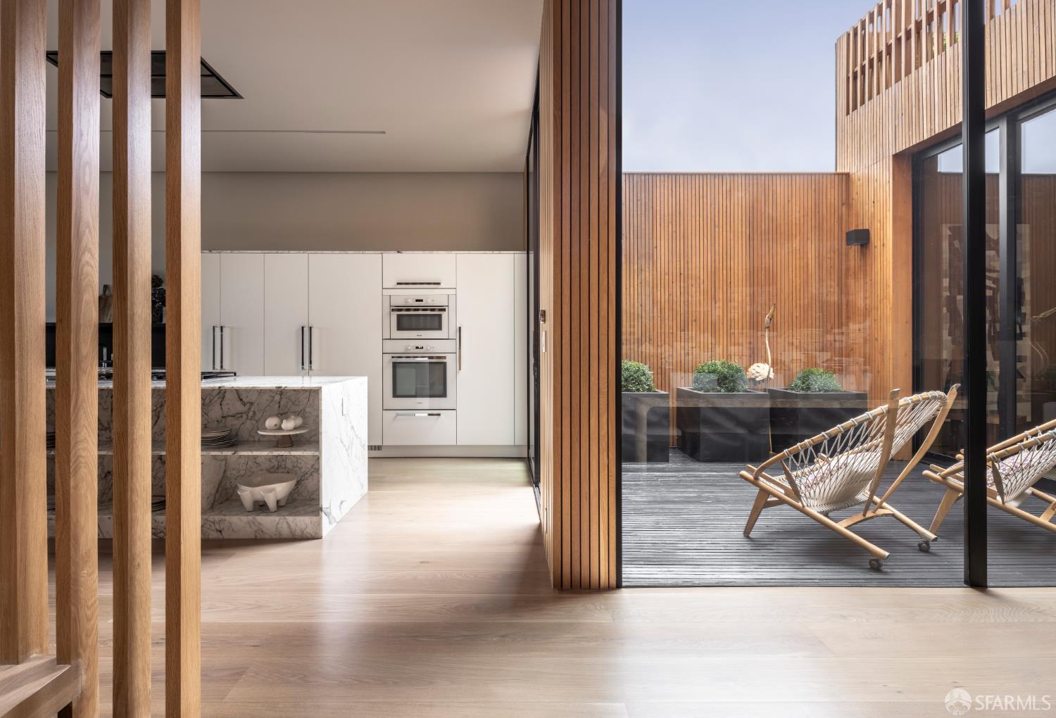 Detail Gallery Image 5 of 27 For 1864 Greenwich St, San Francisco,  CA 94123 - 5 Beds | 5/1 Baths