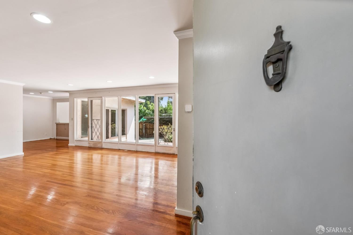 Detail Gallery Image 3 of 31 For 1151 Eastmoor Rd, Burlingame,  CA 94010 - 2 Beds | 1 Baths