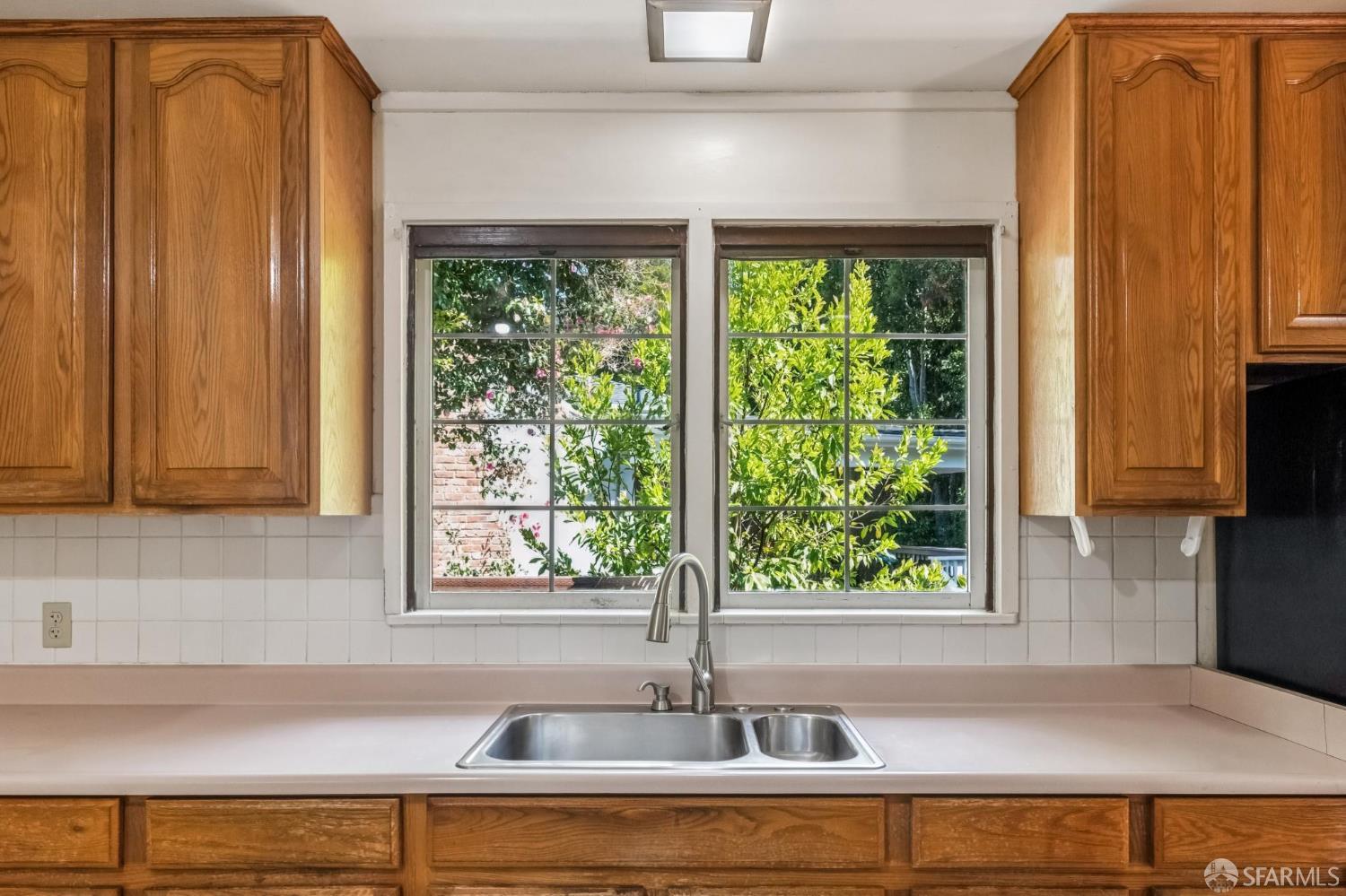 Detail Gallery Image 15 of 31 For 1151 Eastmoor Rd, Burlingame,  CA 94010 - 2 Beds | 1 Baths