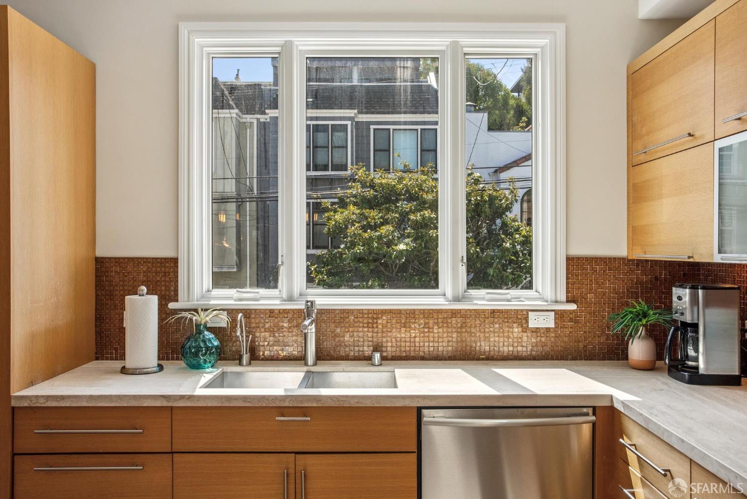 Detail Gallery Image 6 of 47 For 2550 Greenwich St, San Francisco,  CA 94123 - 4 Beds | 3/1 Baths