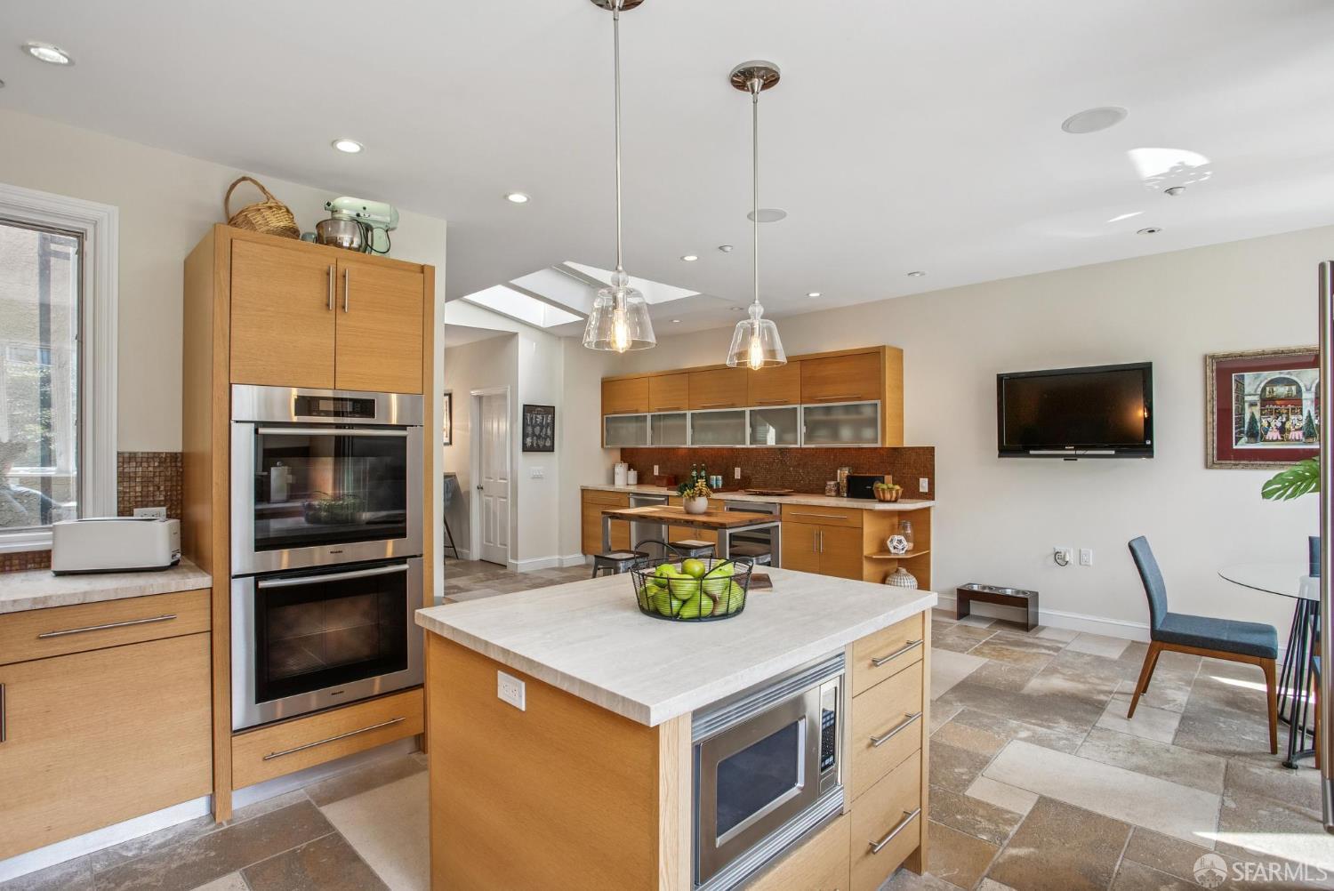 Detail Gallery Image 8 of 47 For 2550 Greenwich St, San Francisco,  CA 94123 - 4 Beds | 3/1 Baths