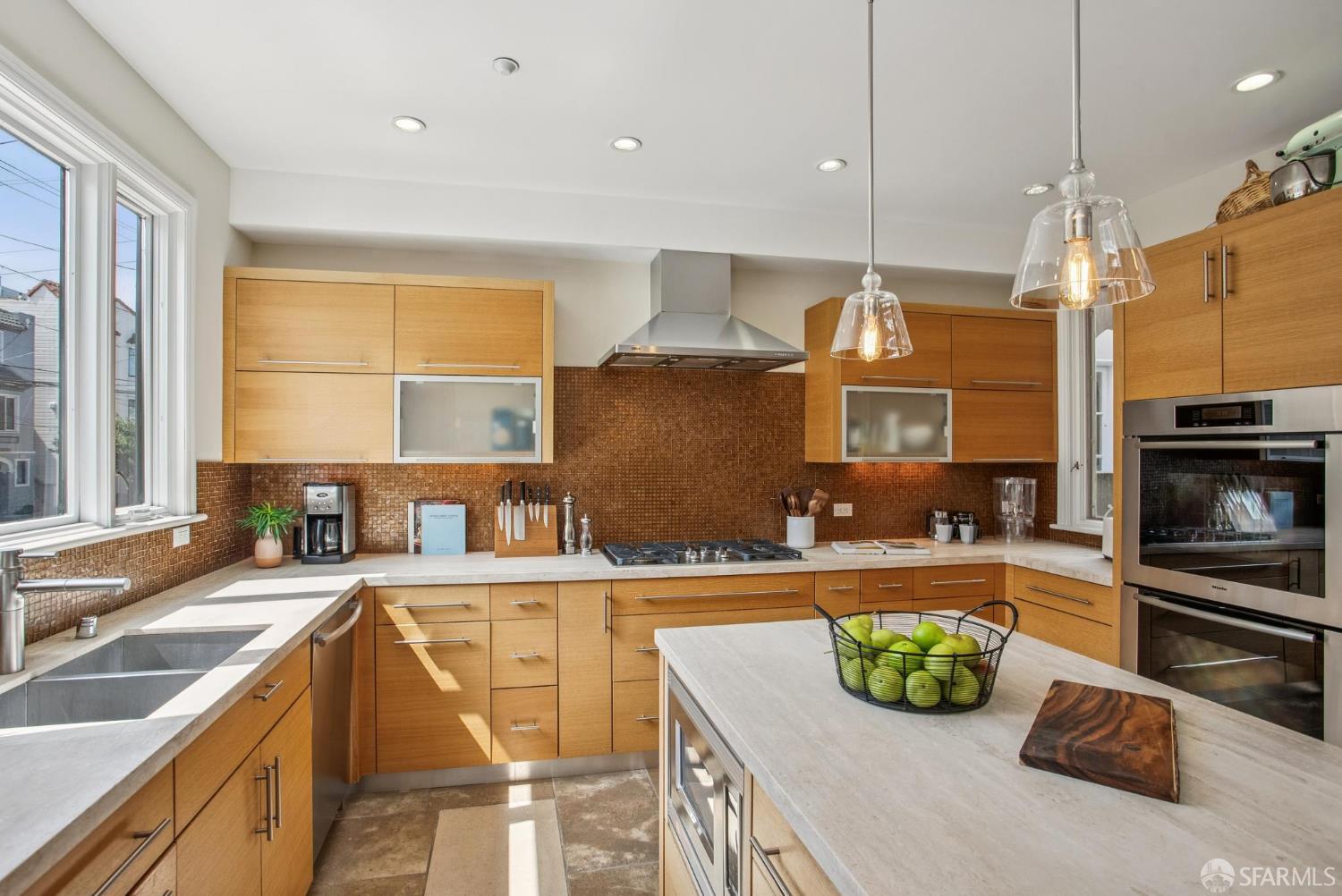 Detail Gallery Image 7 of 47 For 2550 Greenwich St, San Francisco,  CA 94123 - 4 Beds | 3/1 Baths